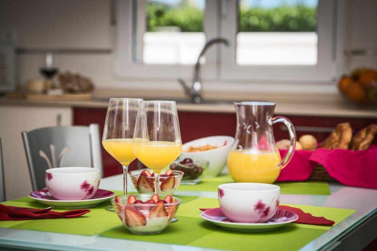 فيلا Burelaفي Chalet Pareado Con Jardin En 1ª Linea De Mar المظهر الخارجي الصورة